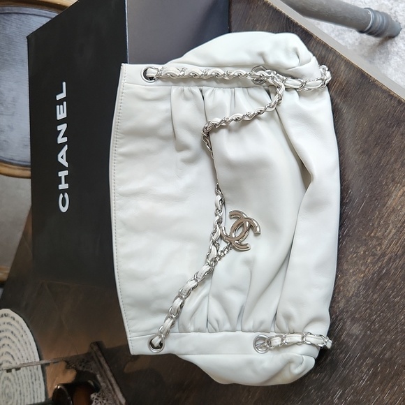 RARE CHANEL Vintage Lambskin Handbag - Picture 14 of 15
